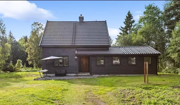 Mörkbrun villa med renoverad fasad