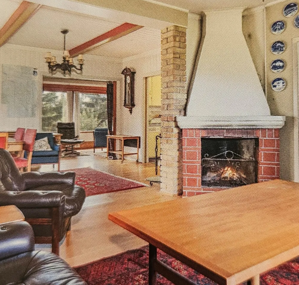 Vardagsrum med öppen spis före renovering